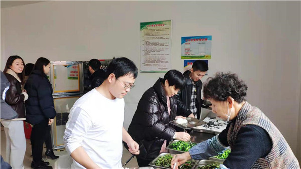 市古鎮(zhèn)投資公司：掀起“厲行節(jié)約，抵制餐飲浪費(fèi)”新風(fēng)尚