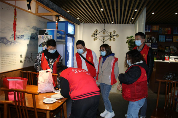 市古鎮(zhèn)公司行政黨支部聯(lián)合半邊街社區(qū)開(kāi)展防疫宣傳和排查工作