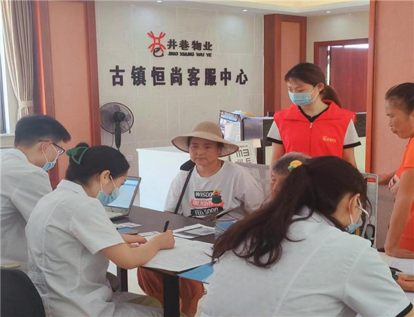 免費體檢進小區(qū)，熱心服務(wù)暖人心