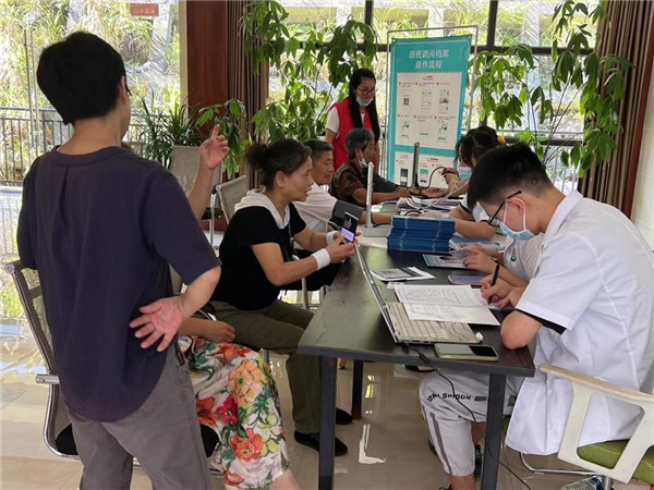 免費體檢進小區(qū)，熱心服務(wù)暖人心