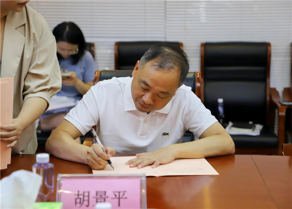 王新龍一行到市古鎮(zhèn)投資公司調研指導