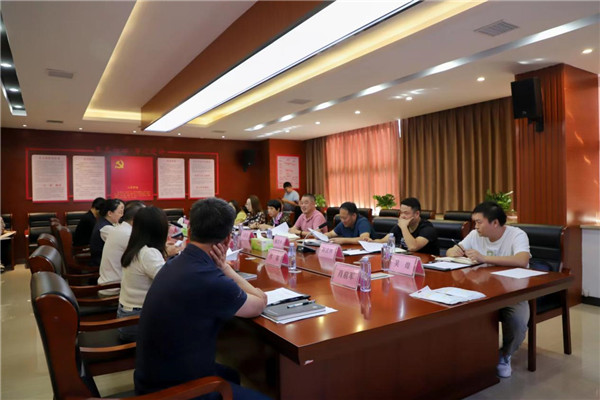 王新龍一行到市古鎮(zhèn)投資公司調研指導