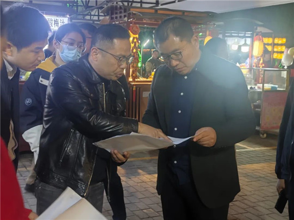 黃斌到夜珠山·碼頭夜市開展調研工作