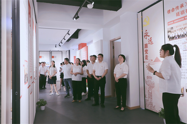 市古鎮(zhèn)投資公司黨委開展“黨建引領(lǐng)新征程，古鎮(zhèn)同心再出發(fā)”活動